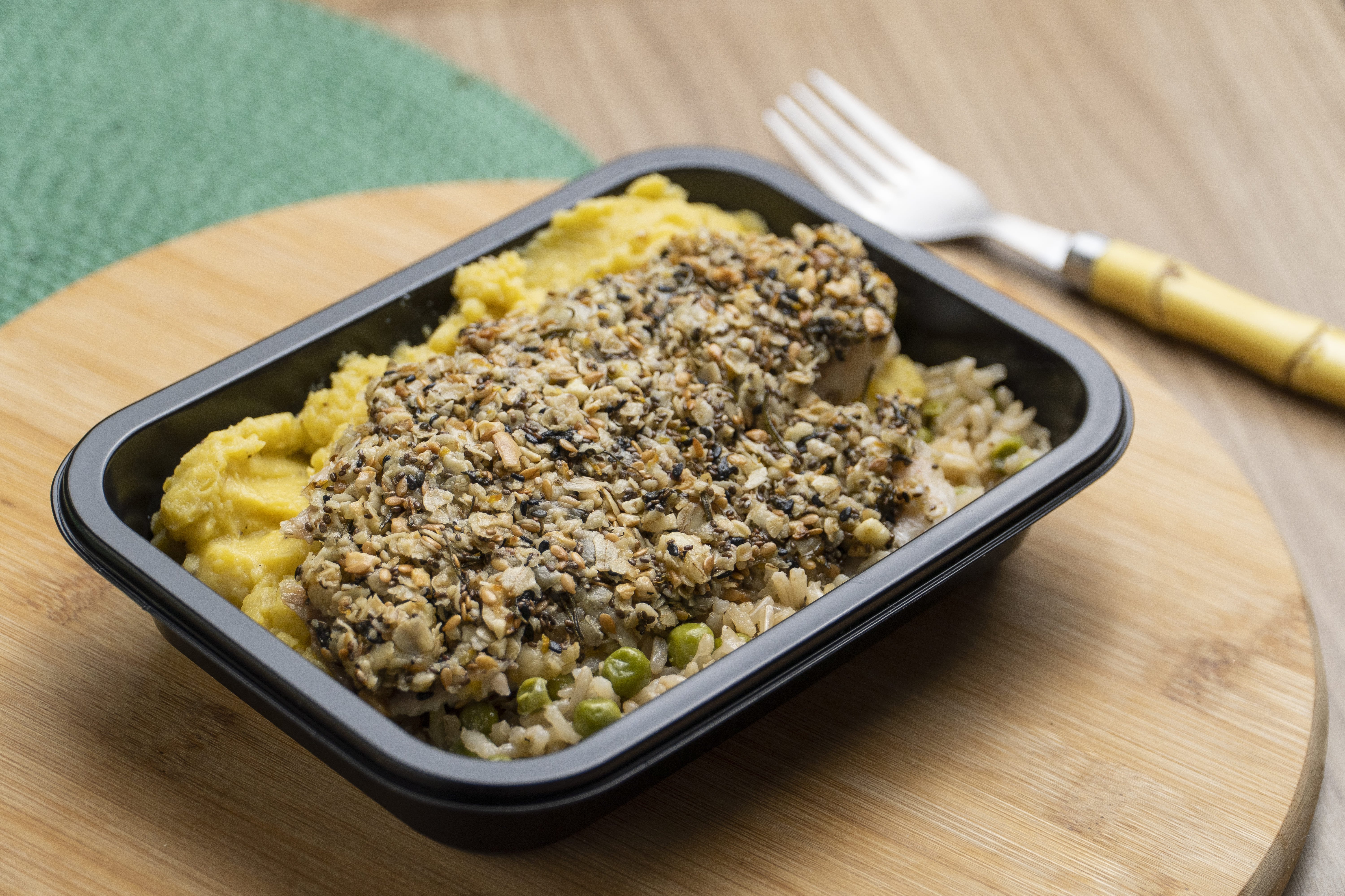  Tilápia em crosta cítrica de castanhas com purê de banana-da-terra e arroz integral com ervilha 